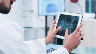 医护人员用平板电脑放大观察<strong>骨骼</strong>的射线图